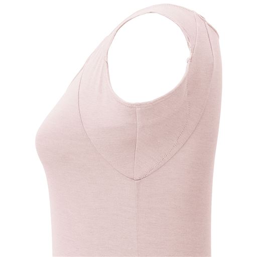 前汗をキャッチ! 立体設計で、脇まわりにぴったりフィットし、汗をかきやすく目立ちやすい前脇部分の汗も逃しにくい。 ※汗取りパッドの特性上、脇まわりはフィット感のある着用感です。(写真の商品は、同機能のノースリーブタイプ品番:UE-1678です。このカラーの販売はありません。)