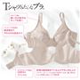 Tシャツみたいなブラ&reg;のこだわりポイント(1)ストラップの肌に触れる部分は綿素材でやわらかな肌あたり(2)かたくて痛い縫い付け部分はカップ外側へ(3)チクチクして不快な洗濯ネームはプリントに(4)肌側は綿混素材でくるんだやさしさ仕上げワイヤー、ボーン、ゴムは全て生地でくるみ、縫い目もほとんど肌側に出ないので低刺激。