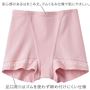 (1)安心感のあるはきこみ丈。ゴムくるみ仕様で肌にやさしい。(2)足口周りはゴムを使わず締め付けにくい仕様