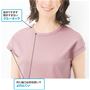 詰まりすぎず、開きすぎない、程よい開きのクルーネック。衿と袖口は別布使いでよれにくい。
