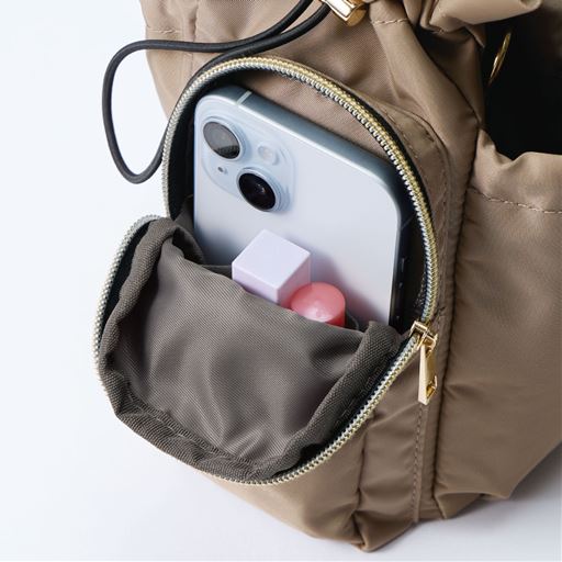 スマホやリップなども入るオープンポケット