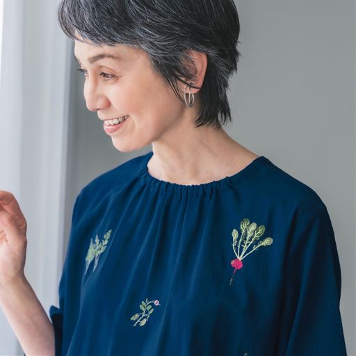 ネイビー系<br>差し色も可愛い野菜の刺しゅう