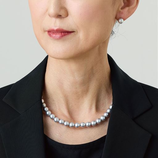 グレー<br>※着用イメージ<br>首元を美しく見せるプリンセスサイズ