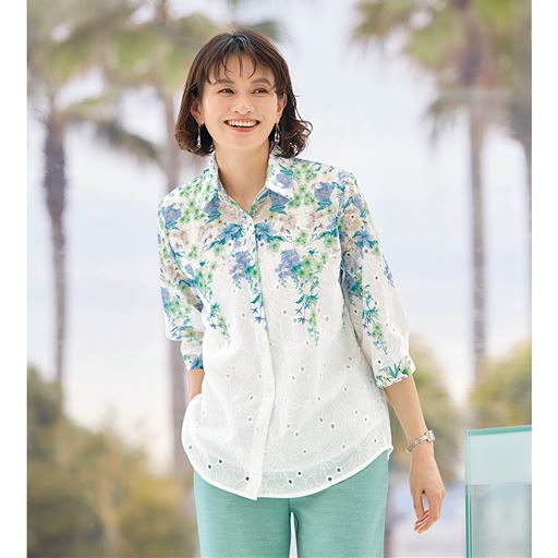 ブルー系 <br>うっとりする色彩美を清楚にまとう総刺しゅうブラウス