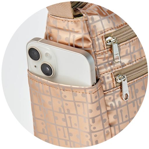 スマホなどが入るサイドポケット。