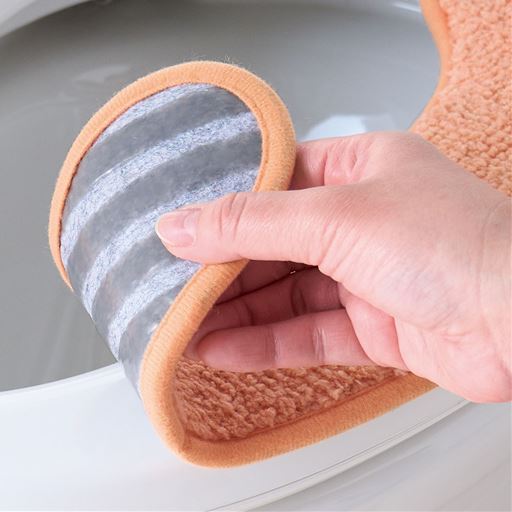 裏面は吸着シートでズレにくく、取り付けも簡単。
