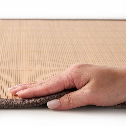 ほどよい厚みで使いやすい。コンパクトに折りたためて、収納もラクラクです。