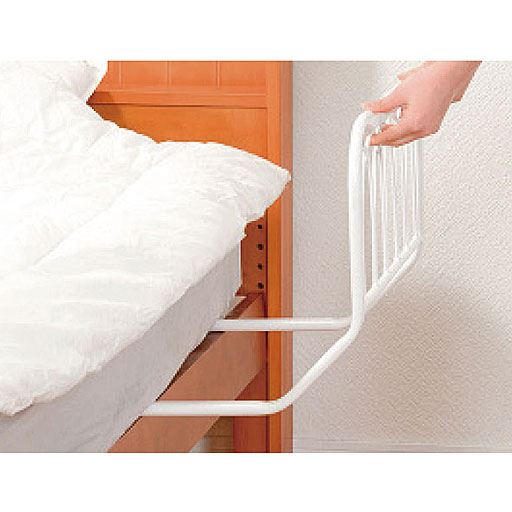 マットレスの下に脚を差し込むだけで設置できます。<br>※厚さ10cm以上のマットレスにご使用ください。