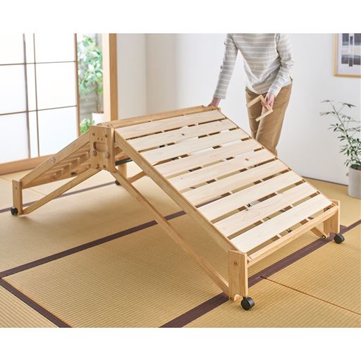 適度な高さがあるため立ち上がりがしやすく、 朝晩の寝起きもラクラク。国産ひのきを使用した折りたたみベッドです。