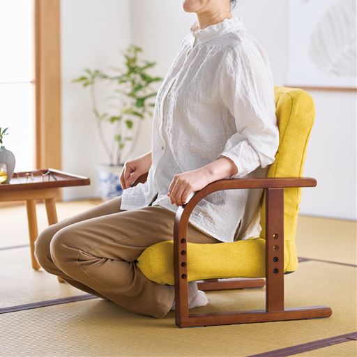 正座姿勢時、座面が体重を支えるので足が痺れにくく長時間座れます。
