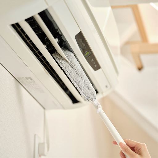 エアコンのスキマを先端の割れ目でがっちりはさむ!
