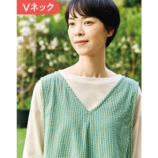 グリーン<br>Vネック