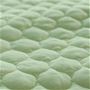 生地拡大(グリーン)<br>肌に触れる面に使用したのは、100%天然素材のコットンガーゼ。