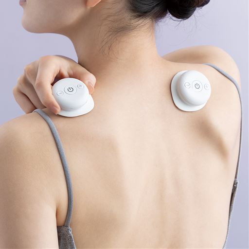 貼るだけ!ピンポイントに治療。気になるところにピタッと貼るだけ。左右の肩や脚など、離れた部位を同時に治療することも可能です。