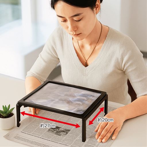 〈使い方1〉スタンド式:新間などの上に置いて使う!ほぼA4サイズで広い範囲が見える!