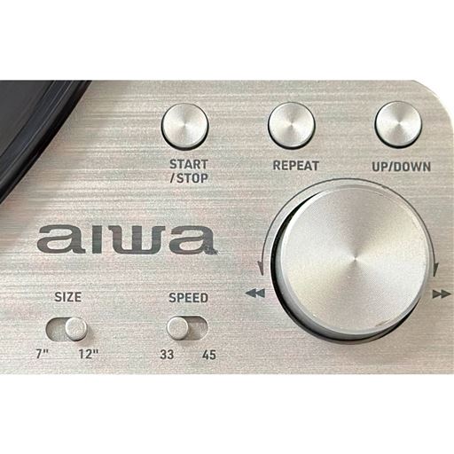 曲間の移動もボタン操作のセミオート式