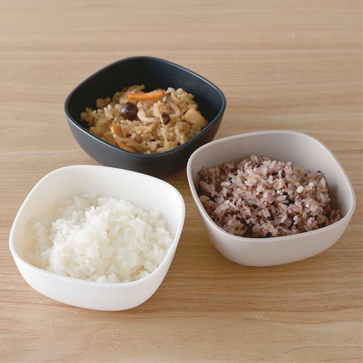 食卓に合わせやすいナチュラルカラー。