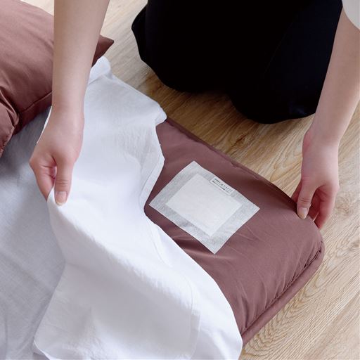 ダニを誘引後捕獲します!本品の誘引剤がダニを誘い、生地の中に入りこみます。使用後は剥がしてそのままゴミ箱へ捨てられます。〈布団〉