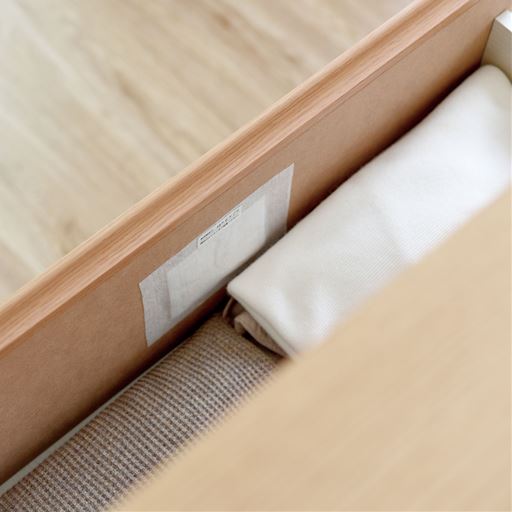 側面に貼り付けて使用できます。〈箪笥の引き出し〉
