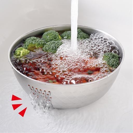 小さな野菜でもあふれずに、水を切りながら洗えます!