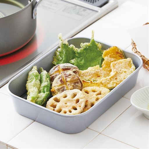 揚げ物の下処理やサラダの混ぜ合わせに便利!フッ素加工済みなので汚れてもサッと落とせます。