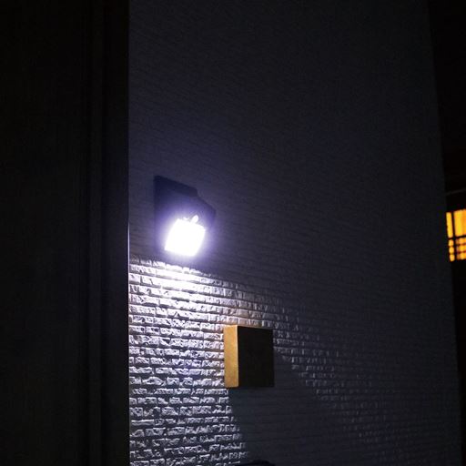 付属のネジを使用して壁面固定も可能です。