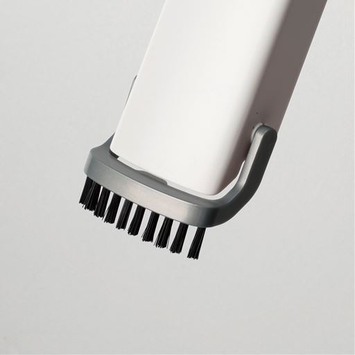 ハンディ使用時に便利な折りたたみブラシ付き
