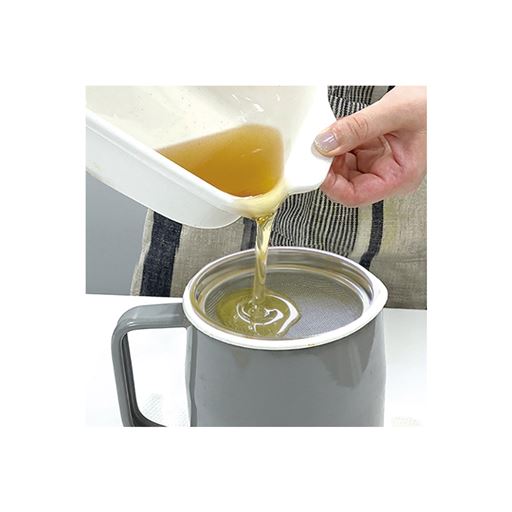 油が注ぎやすい角コーナー。油の移し替えは、鍋のコーナーが注ぎ口の代わりになります。