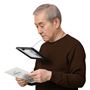 〈使い方2〉首掛け式: 両手に持ったまま雑誌などが読める!