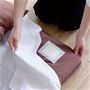 ダニを誘引後捕獲します!本品の誘引剤がダニを誘い、生地の中に入りこみます。使用後は剥がしてそのままゴミ箱へ捨てられます。〈布団〉