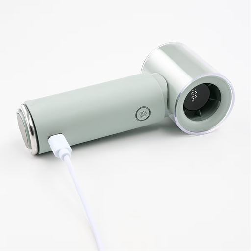 充電も場所を取らず簡単。<br>※コンセントに接続するには別売りのACアダプターが必要です。