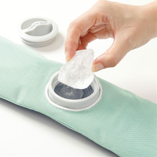 氷を入れて首に巻くだけ!