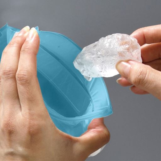 水と氷を入れるだけ! 大きな氷もラクラク入る注入口。折り返してボタンを留めるだけ。