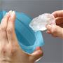 水と氷を入れるだけ! 大きな氷もラクラク入る注入口。折り返してボタンを留めるだけ。