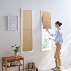 幅フリーカット調整できる1級遮光ハニカム小窓シェード(つっぱりポール付き)