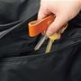 鍵やカードケースなどを収納できるファスナーポケット付。