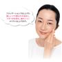 ファンデーションで仕上げた美しいツヤ感はそのままに、ベタつきを抑え、崩れにくいメイクに仕上げます。