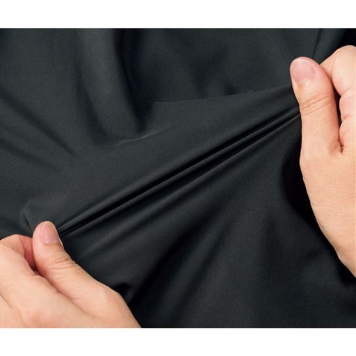 (ブルゾン)背中部分の裏地はストレッチ素材のため肩や腕の動きやすさに繋っています