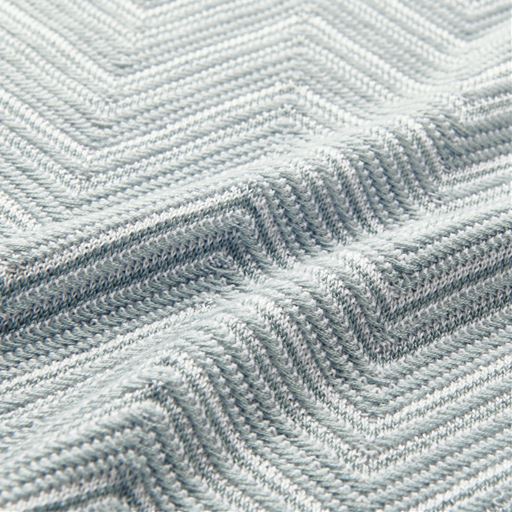 アンティックブルー フロントの胸下はヘリンボーンの編み柄に。優しい色合いが上品なイメージです