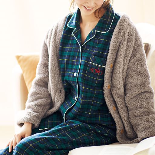 前開きのゆったりしたシルエットのシャツパジャマ。ハリ感のあるビエラを軽く起毛させ、ふんわりとした肌触りです。<br>※ダークグリーン コーディネート例<br>(※ガウンは、NH-1040になります。)