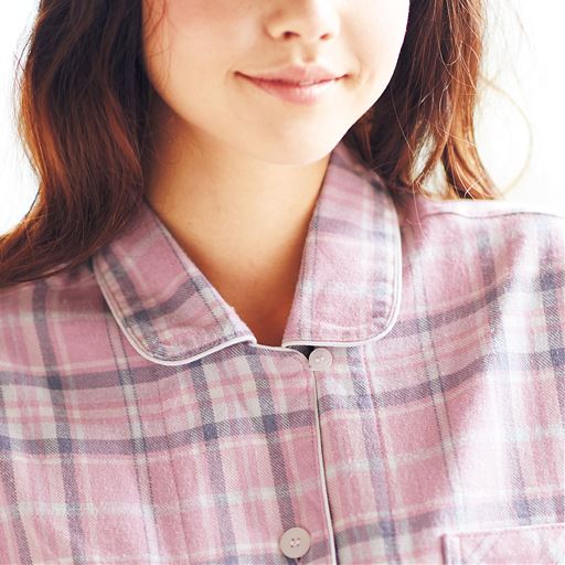 ループボタン付。上まで留めれば首周りが冷えにくい。