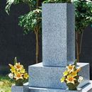 お墓に咲き続けるお供え仏花