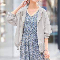 羽織るだけでぐっと女っぽいマウンテンパーカーは夏コーデの味方 セシール Cecile 羽織るだけでぐっと女っぽいマウンテンパーカーは夏コーデの味方 セシール Cecile