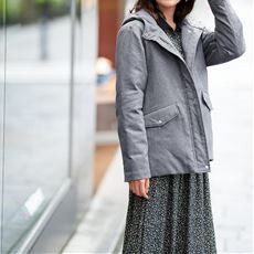 羽織るだけでサマになるマウンテンパーカーはきれい見えするワンピにも好相性 セシール Cecile