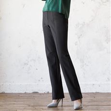 あたたかみあるダークレッドが目をひくボトルネックコーデ セシール Cecile あたたかみあるダークレッドが目をひくボトルネックコーデ セシール Cecile