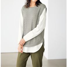 ケーブル編みニットベスト