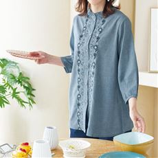 フリル衿花刺しゅうブラウス