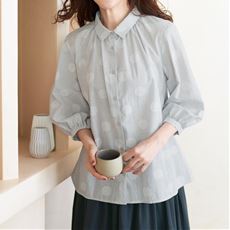 サークル模様のコットンブラウス