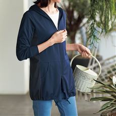 サラッと涼しいパーカーで夏のカジュアルスタイル セシール Cecile