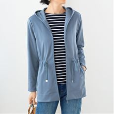 高めの位置に施したドロストがアクセントになったパーカーコーデ セシール Cecile
